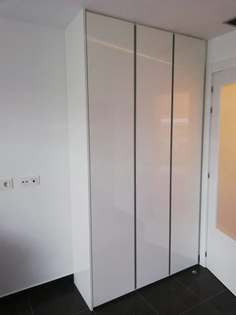 Armario a medida con puertas batientes armario despensa cocina | Armarios Enova Zaragoza