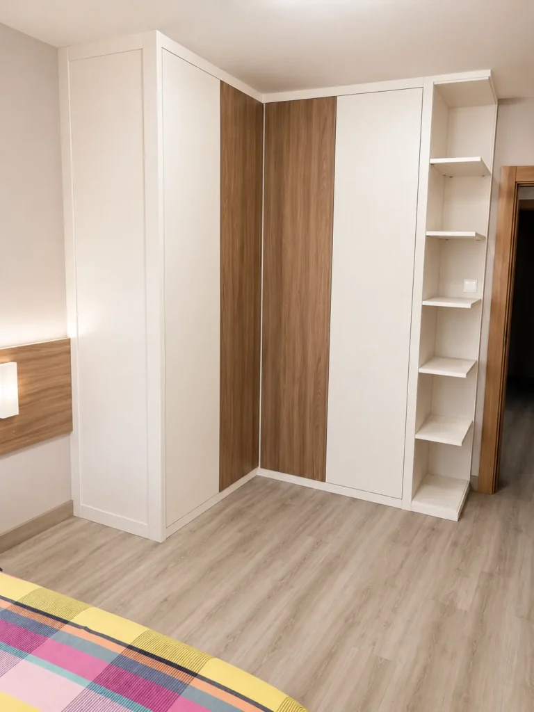 Armario a medida con puertas batientes armario en l con baldas abiertas | Armarios Enova Zaragoza