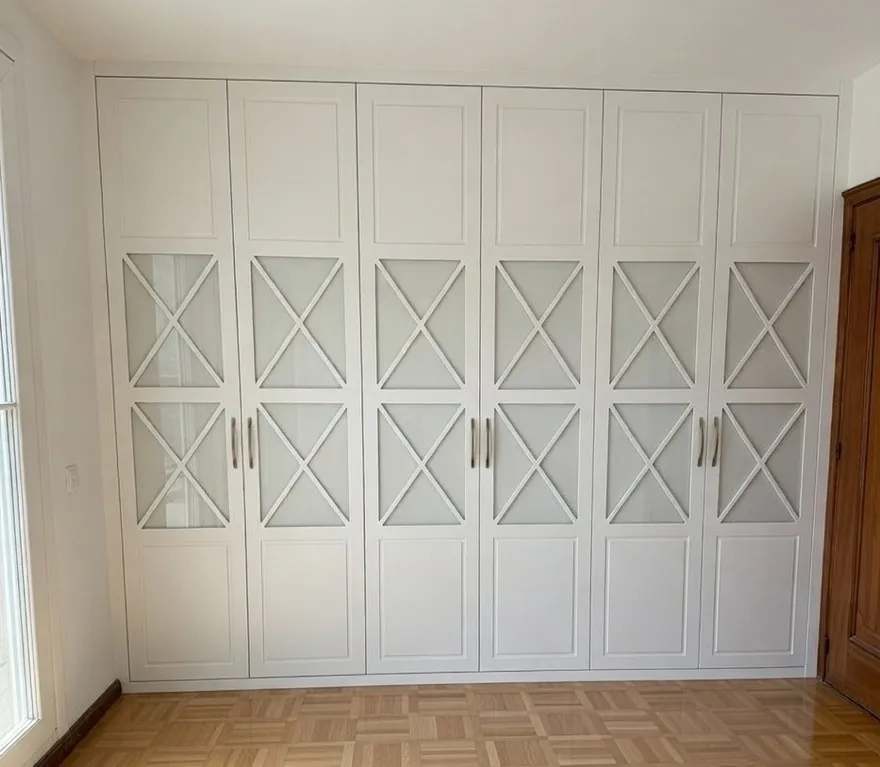 Armario a medida con puertas batientes aspas | Armarios Enova Zaragoza