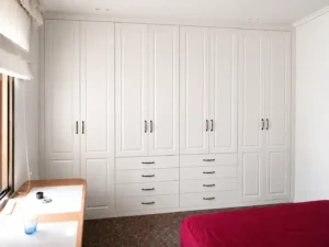 Armario a medida con puertas batientes class con cajones | Armarios Enova Zaragoza