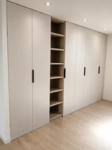 Armario a medida con puertas batientes lisa | Armarios Enova Zaragoza