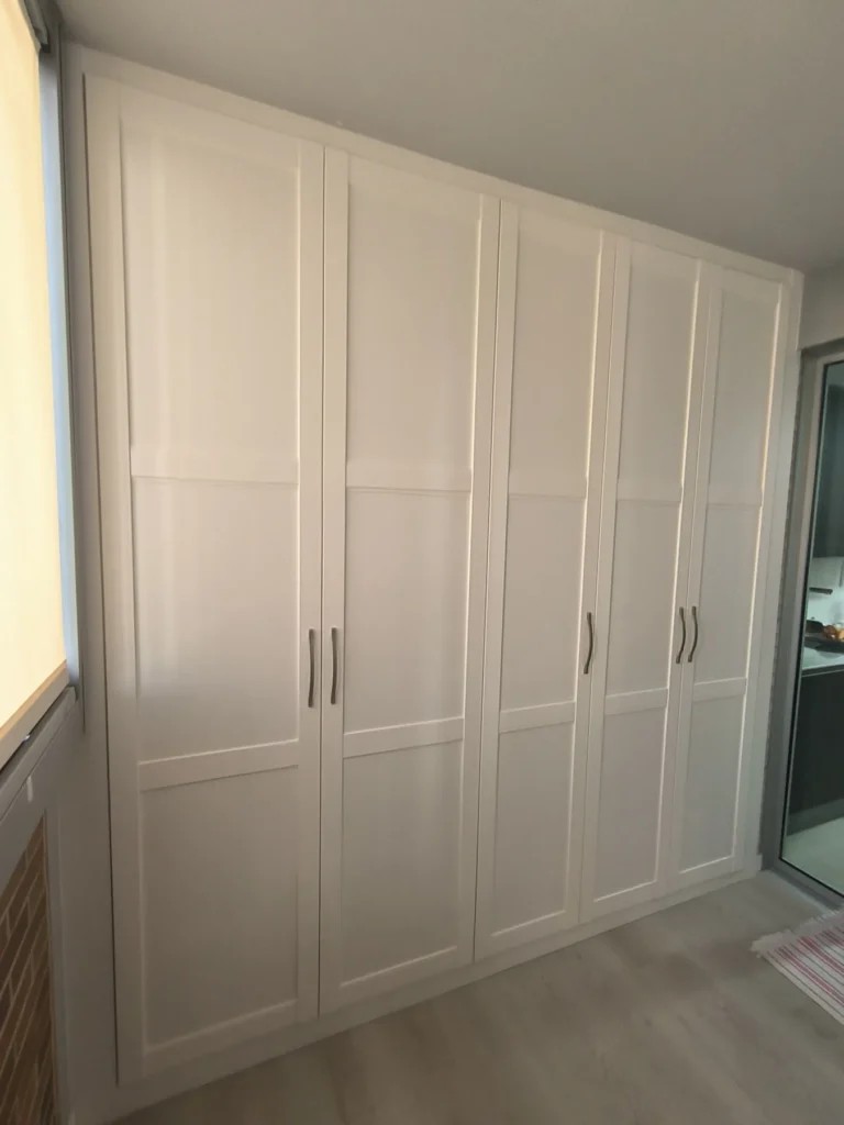 Armario a medida con puertas batientes nova 2 | Armarios Enova Zaragoza