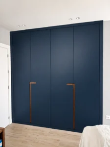 Armario a medida con puertas batientes people lacado indigo | Armarios Enova Zaragoza