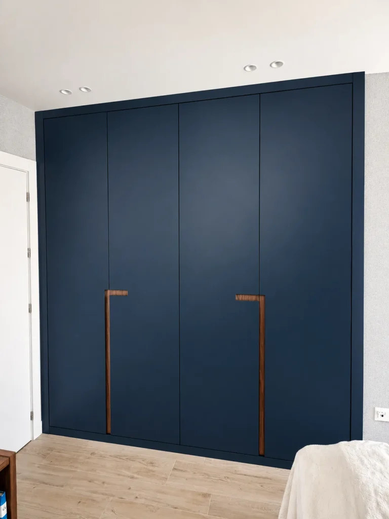 Armario a medida con puertas batientes people lacado indigo | Armarios Enova Zaragoza