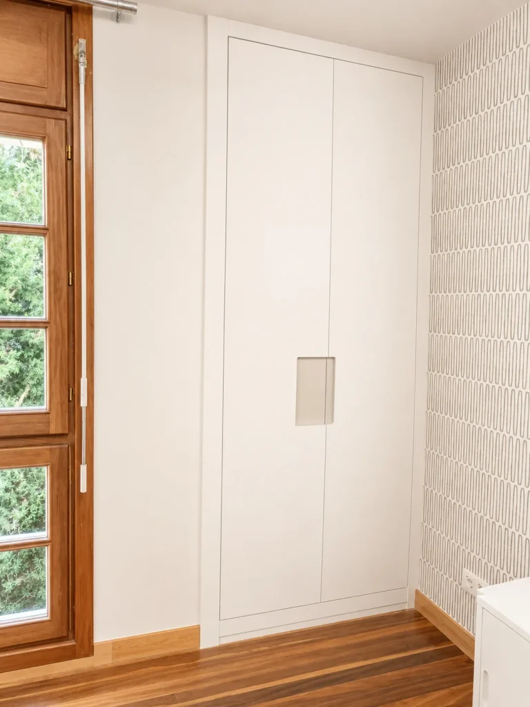Armario a medida con puertas batientes people tirador madera | Armarios Enova Zaragoza